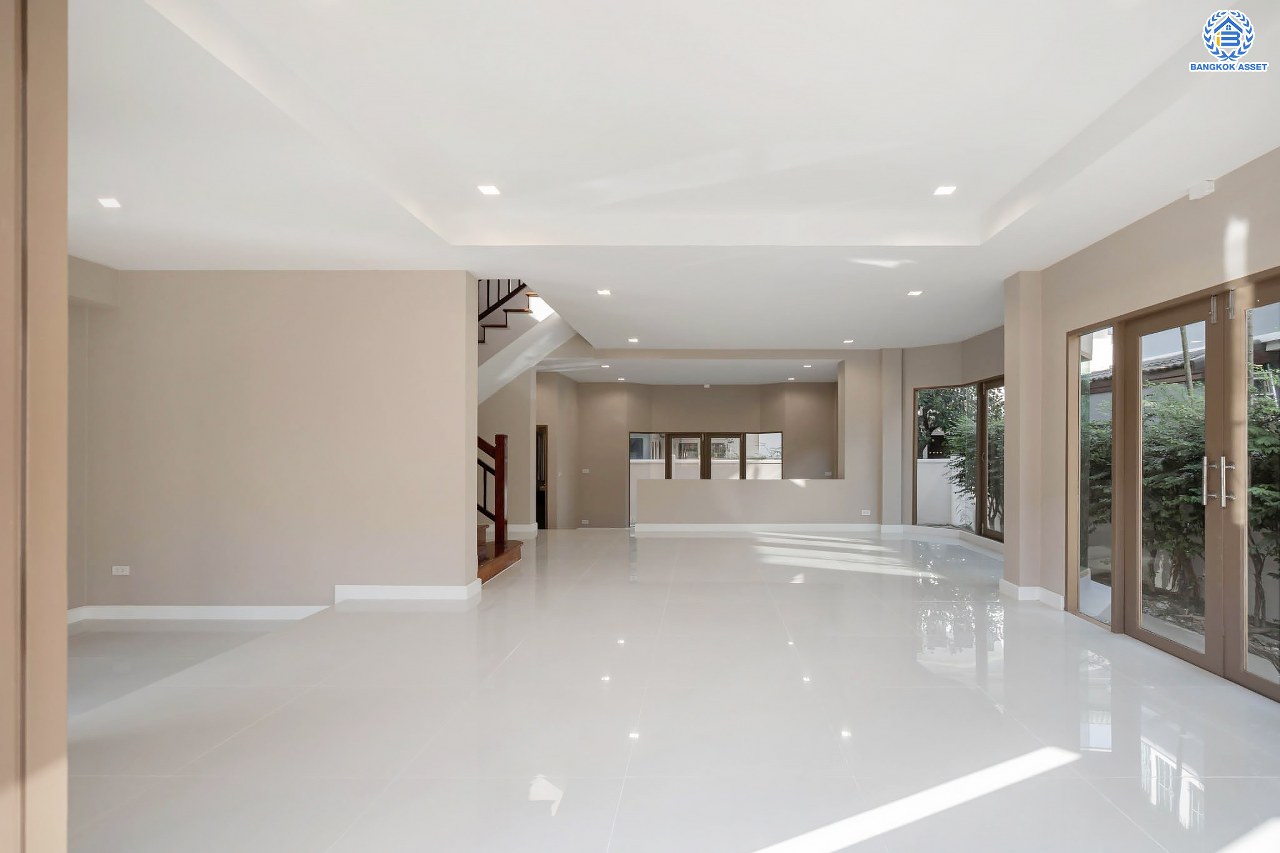 บ้านมือสองตกแต่งใหม่ ดีไซน์สวย โครงการ ซันไรซ์กรีน นวมินทร์ เนื้อที่ 75 ตร.ว. พื้นที่ใช้สอยมากถึง 338 ตร.ม. พร้อมฟังก์ชัน 4 ห้องนอน 4 ห้องน้ำ 1 ห้องแม่บ้าน จอดรถได้ 2 คัน รองรับทุกกิจกรรม บนทำเลเชื่อมต่อหลายเส้นทาง ใกล้รถไฟฟ้าสายสีชมพู "สถานีรามอินทรา" และจุดขึ้นทางด่วน "เอกมัย-รามอินทรา"